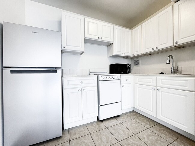 Primary Photo - Punchbowl Condo with Off-Street Parking an...