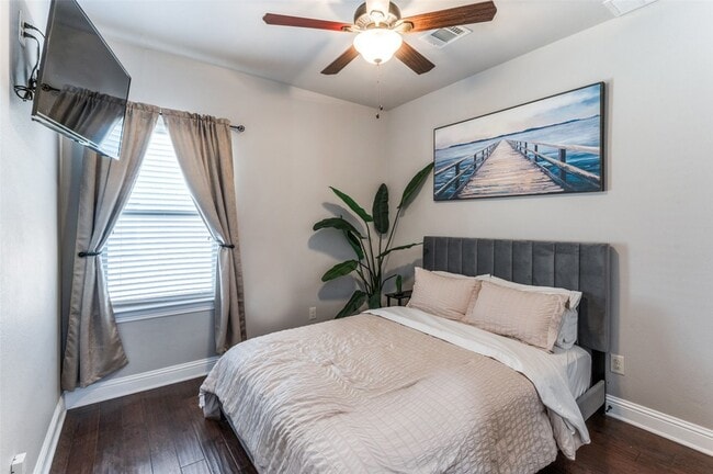 Building Photo - 5707 Headquarters Dr