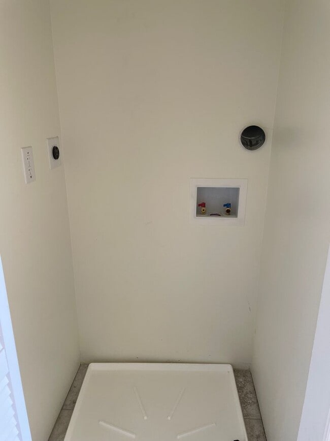 Building Photo - 1416