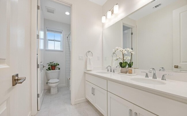 Building Photo - 1747 Linden Ln