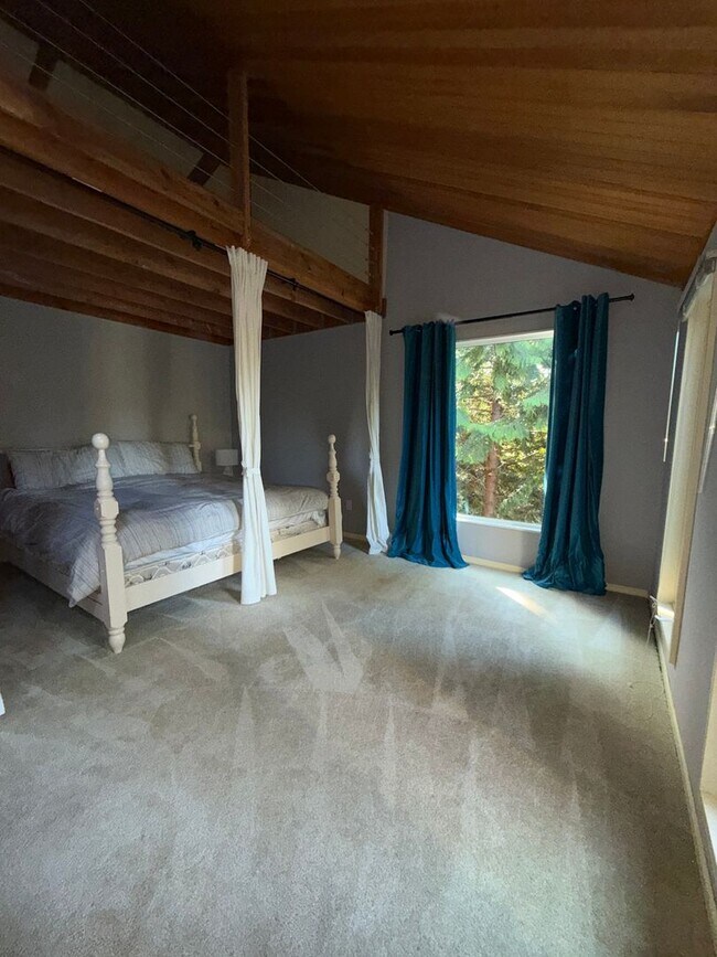 Building Photo - Cozy Huge 1 Bed with Loft and 2.5 Bath - H...