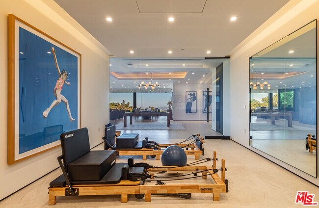 Building Photo - 9364 Beverlycrest Dr