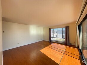 Building Photo - One bedroom Condo w/ Partial Water View Av...