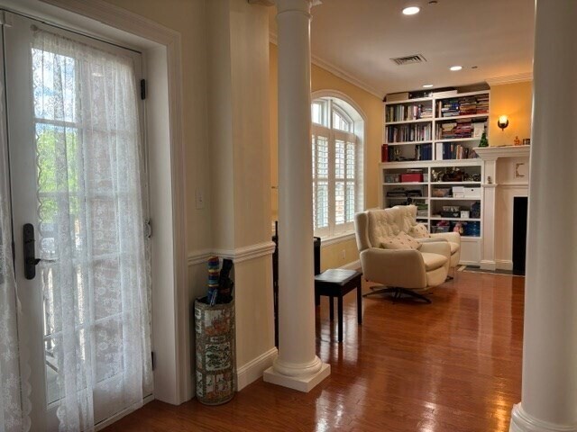 Building Photo - 10 Winchester Pl