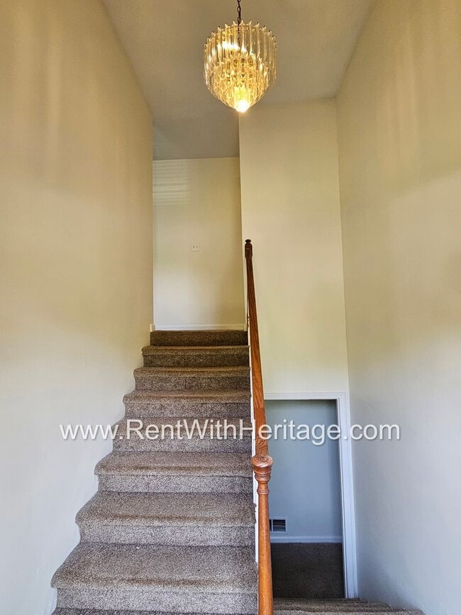 Building Photo - Amazing 4 Bedroom/ 2 Bath Home / Bonus Roo...