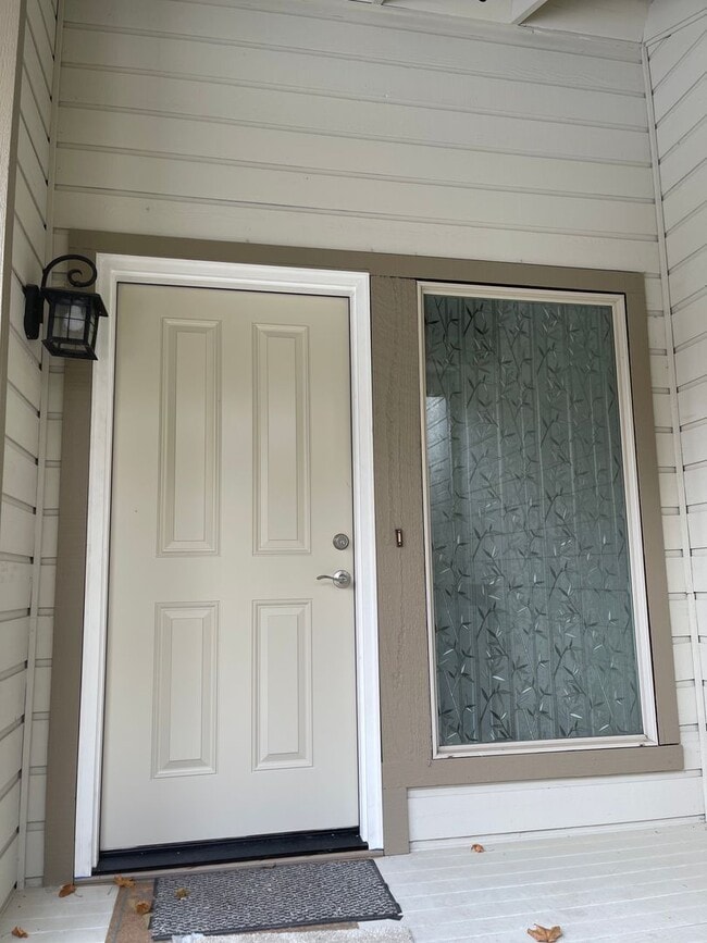 Building Photo - Spacious 2br with additional room in The M...