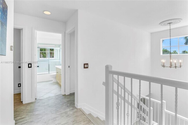Building Photo - 663 Live Oak Ln
