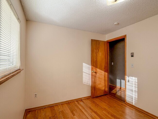 Building Photo - 3221340