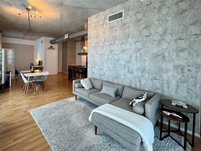 Primary Photo - 10 SW South River Dr