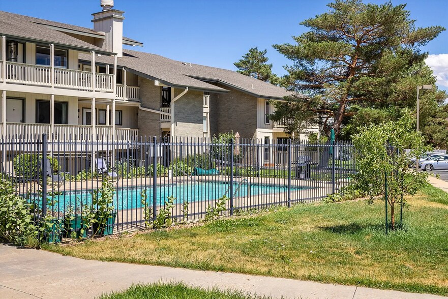 Building Photo - 645 Manhattan Pl