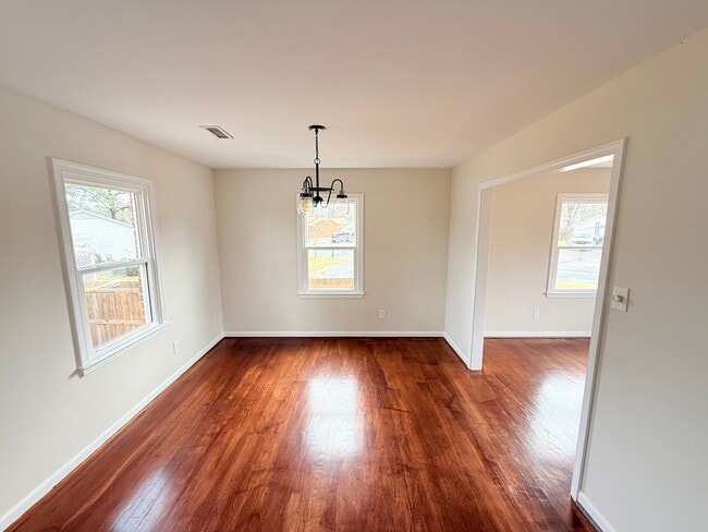 Building Photo - 4 Bedroom 2.5 Bath Tri-level home