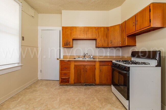 Building Photo - Available Now! | Bright 3 Bedroom / 2 Bathroom Home | 13th & Martha