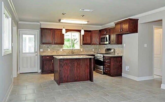 Building Photo - 3/1    $1100.Monthly