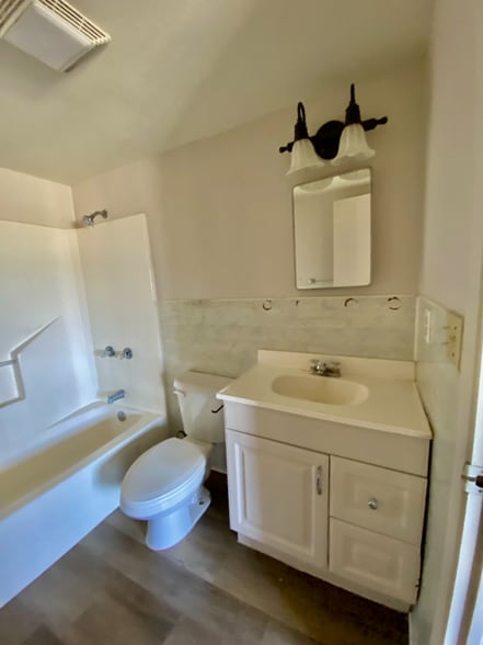 Building Photo - 415 Jasmine Ln