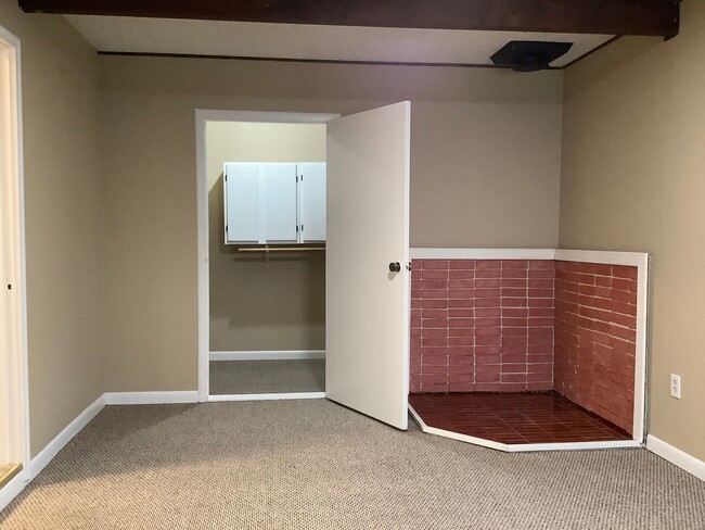 Building Photo - RENOVATED 3 BED 2 BATH 1 STORY RAMBLER - E...