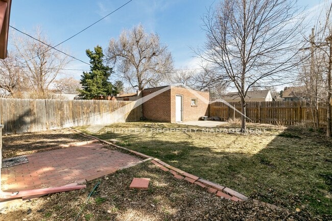 Building Photo - Beautiful Home with Washer/Dryer and Fenced Yard