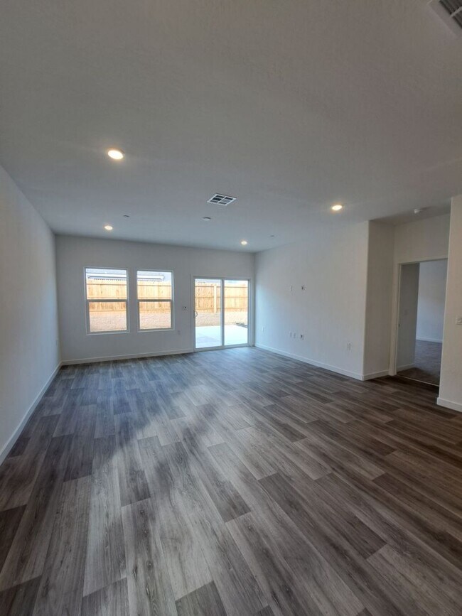 Building Photo - Beautifully Built Home! 3 bed, 2 bath