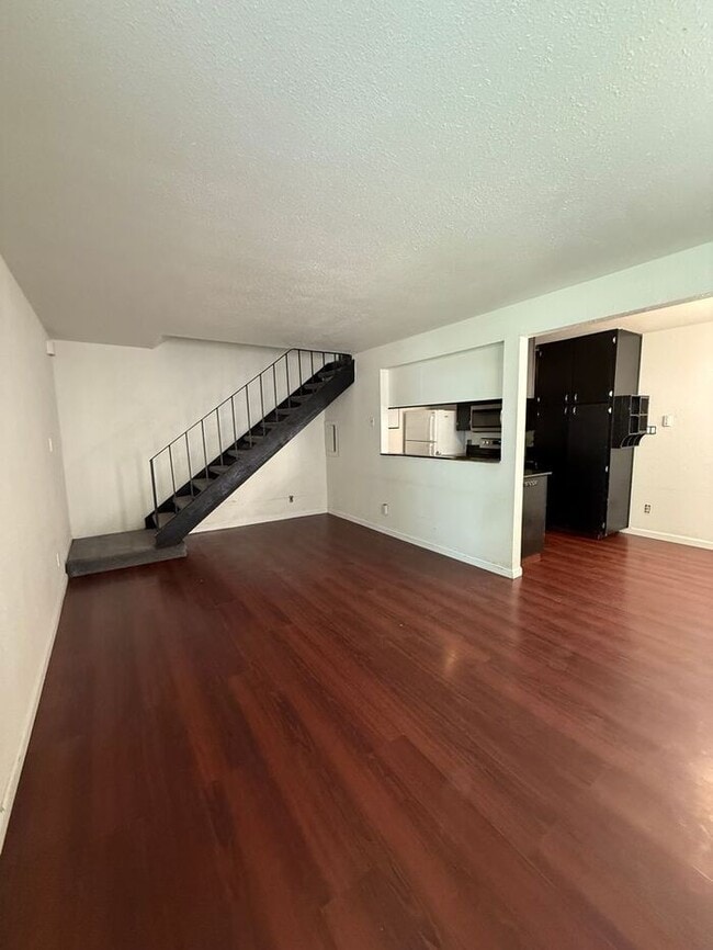 Building Photo - 2-Bedroom Townhouse Near Shopping, Dining & Freeway Access