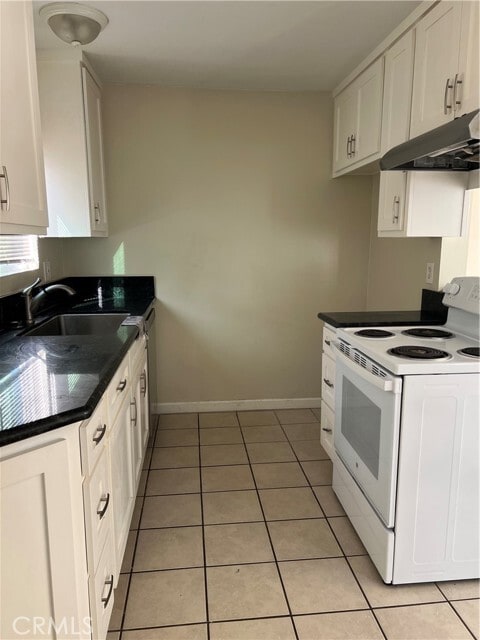 Building Photo - 3032 E 5th St