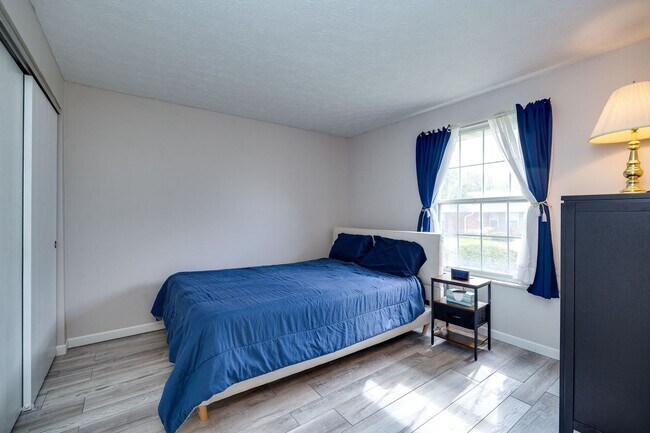 Building Photo - COME SEE THIS BEAUTY!