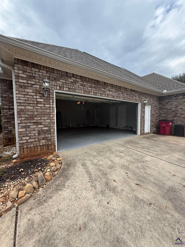 Building Photo - 104 Montview Way