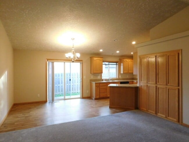 Building Photo - 3Bd/2Ba Single Story House - Available To ...