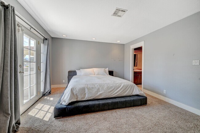 Building Photo - Charming 4 bedroom 3 bath fully furnished pool home in the heart of spring valley!