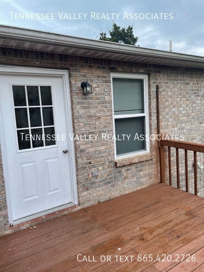 Building Photo - 900 Kirk Ave