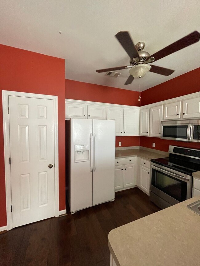 Building Photo - Lovely 3 Bedroom 2.5 bath Home in Bridges Estates, walking distance to Bridgeway Station!!