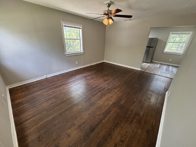 Building Photo - Stylish Renovated 3-Bedroom Gem in Prime Tallahassee – Near Downtown!