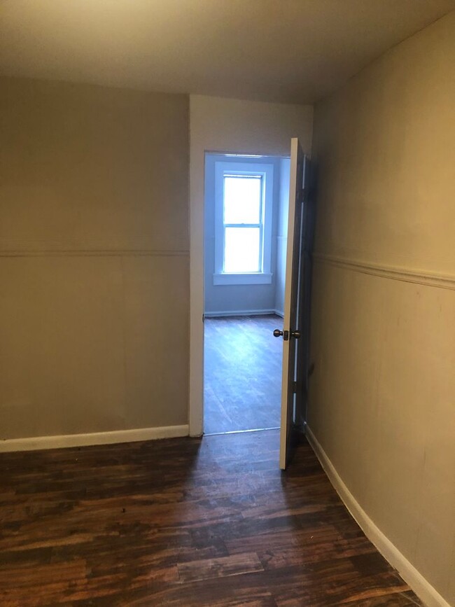 Building Photo - 2 Bedroom 1 Bath with Den Townhouse in Bal...