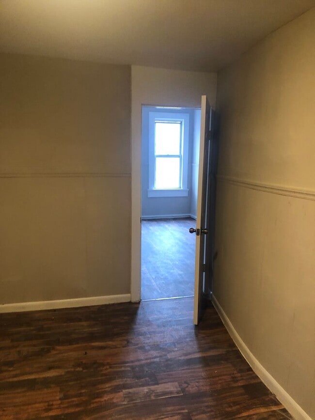 Building Photo - 2 Bedroom 1 Bath with Den Townhouse in Baltimore City