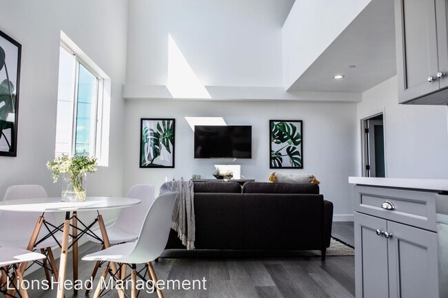 Building Photo - 4557 Rosewood Ave