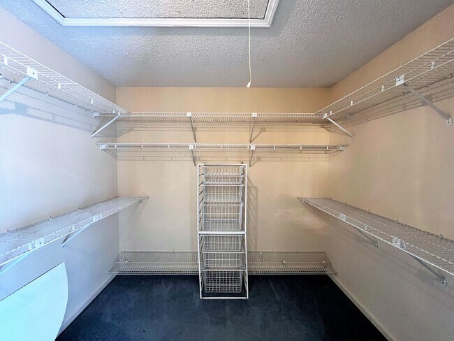 Building Photo - GREAT FARRAGUT LOCATION WITH INVITING FRONT PORCH CHARM!!!