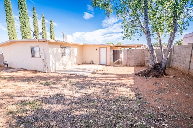Building Photo - 3 Bedroom, 2 Bath Home, 1 Car Garage, Large Fenced Yard!