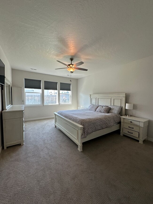 Building Photo - 3 bedroom, 2.5 bath with bonus room in Wes...