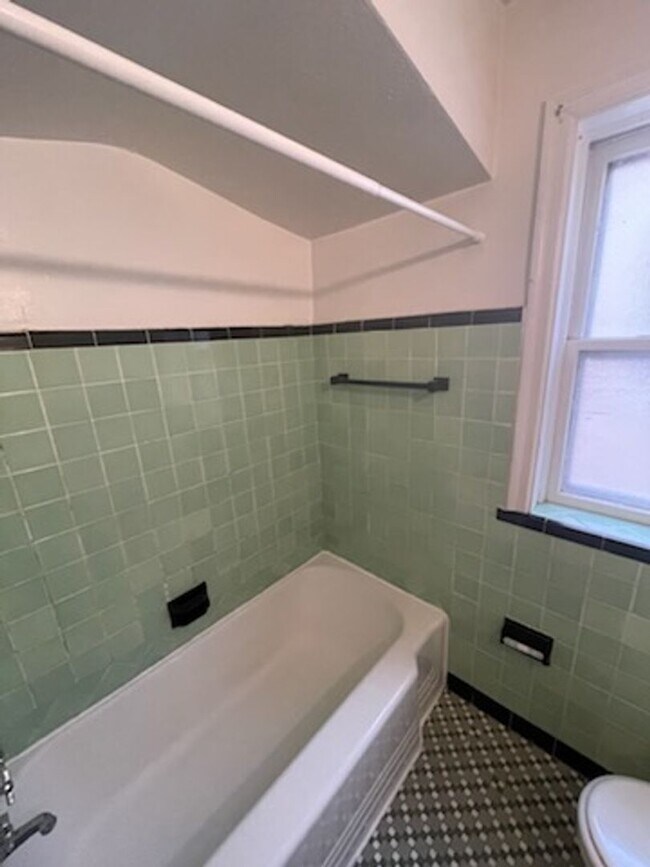 Building Photo - Charming 1-Bedroom Apartment