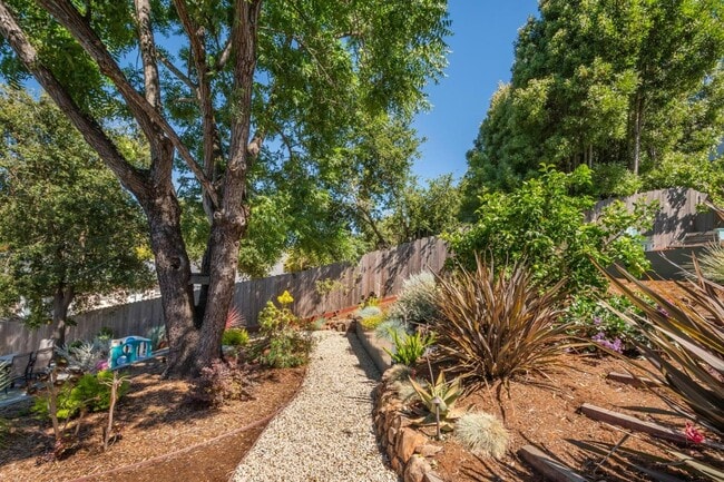 Building Photo - 2667 San Carlos Ave