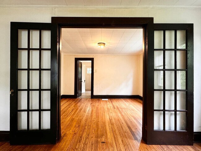 Building Photo - 201 Shamrock Rd