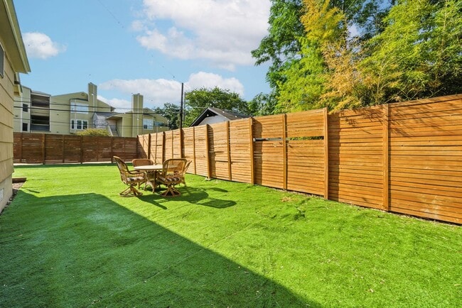 Building Photo - UT PRE-LEASE: 5 bed / 3 bath Remodeled Wes...