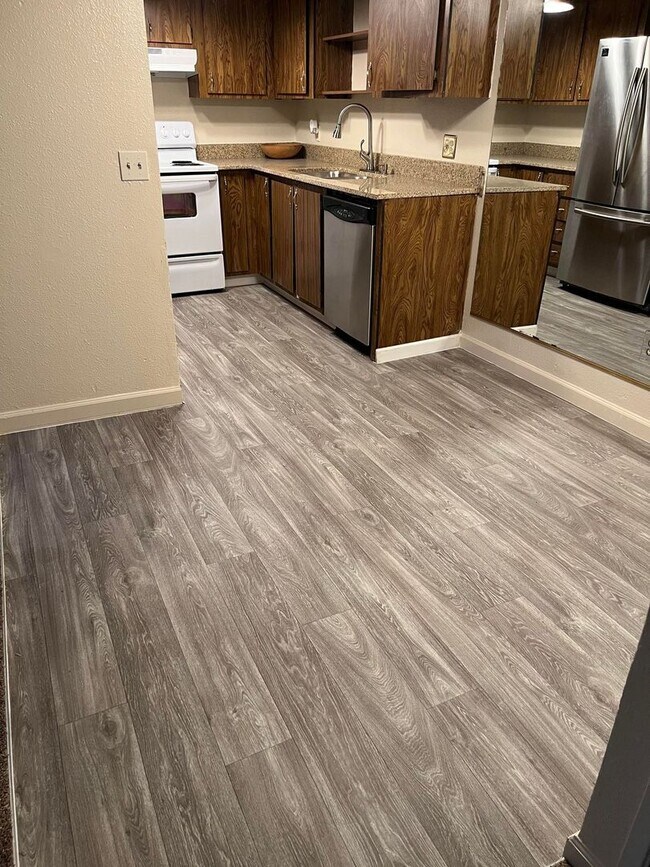 Building Photo - AVAILABLE NOW! 2 bed / 2 Bath near UNR!