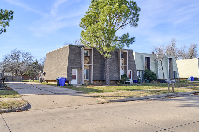 Building Photo - 1206 Northcliff Ave