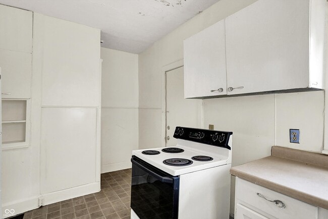 Building Photo - 628 N Riley Ave