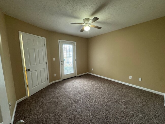 Building Photo - Spacious 3 bedroom, two bathroom home close to GM, Magna and Industrial Park