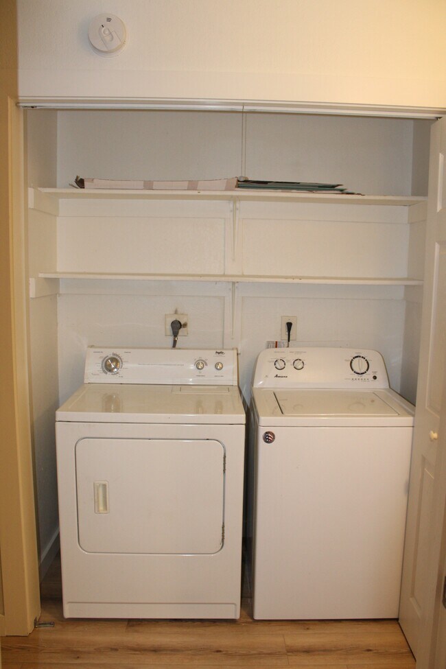 Building Photo - 2106 Rainbow Dr