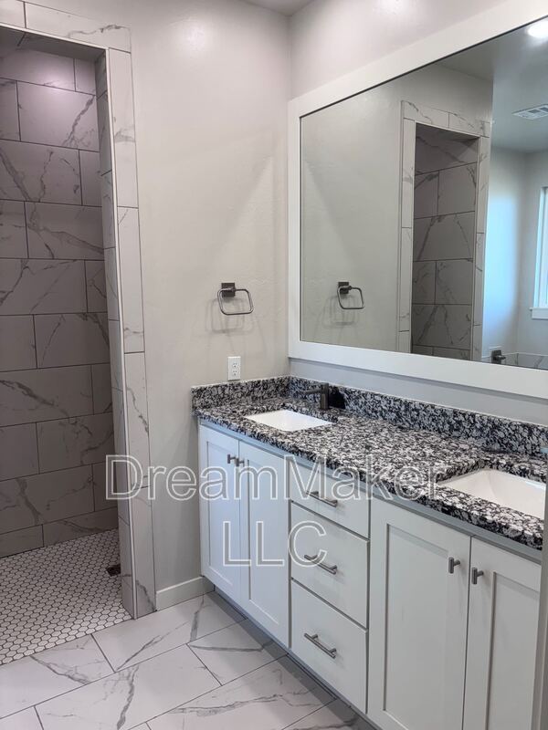 Building Photo - 2819 Clifton Ter