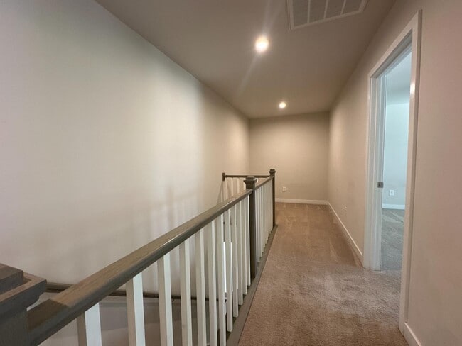 Building Photo - 145 Beacon Dr