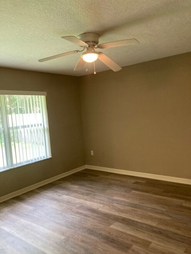 Building Photo - 6 Pony Ln