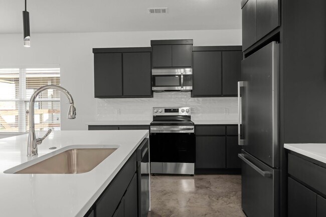 Building Photo - MOVE IN SPECIALS