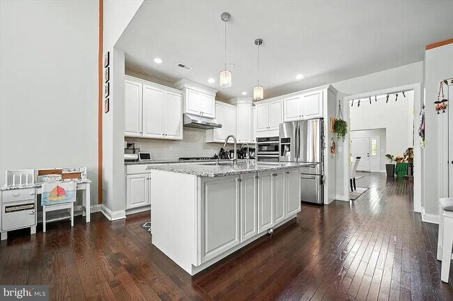 Building Photo - 3023 Rainer Rd